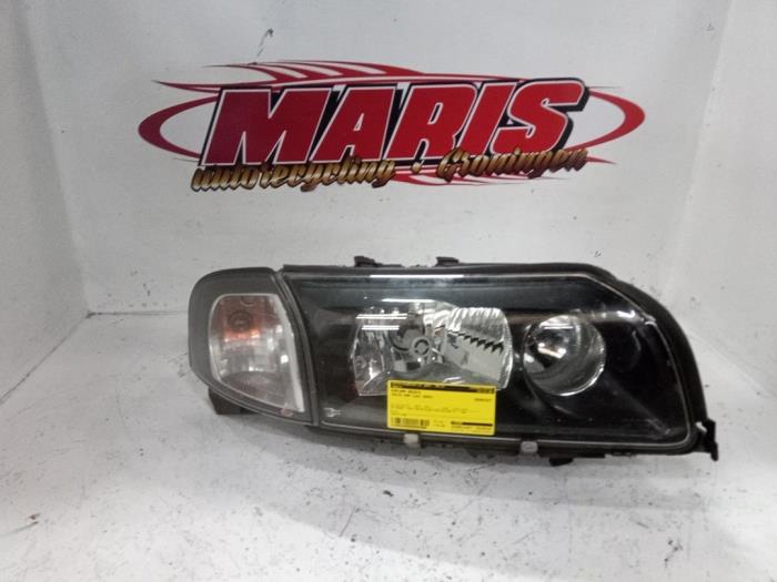 Używane Reflektor prawy Volvo S80 (TR/TS) 2.5 T Turbo 20V Cena € 175,00 Procedura marży oferowane przez Autosloopbedrijf gebr. Maris