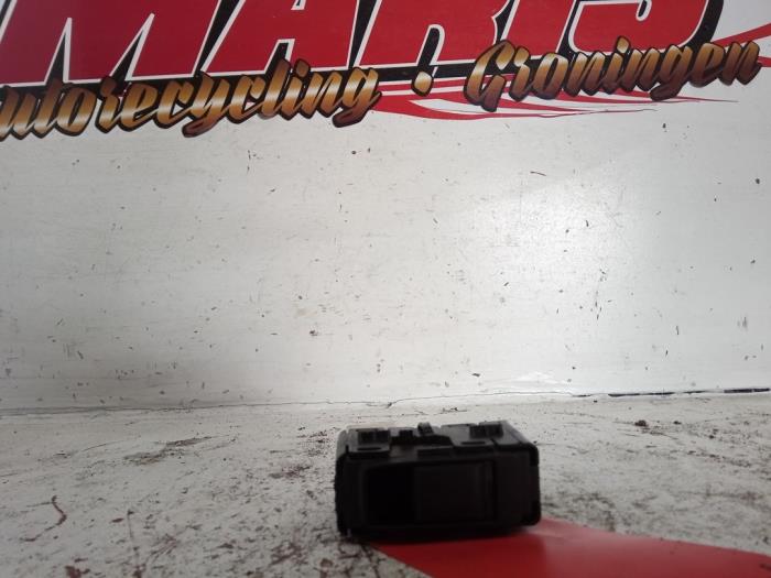 Usados Interruptor de ventanilla eléctrica Dodge Caliber 1.8 16V Precio € 15,00 Norma de margen ofrecido por Autosloopbedrijf gebr. Maris