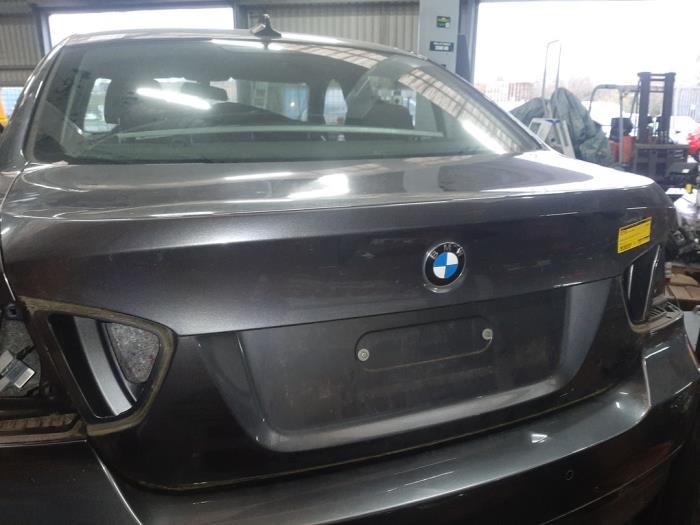Używane Tylna klapa BMW 3 serie (E90) 316i 16V Cena € 100,00 Procedura marży oferowane przez Autosloopbedrijf gebr. Maris