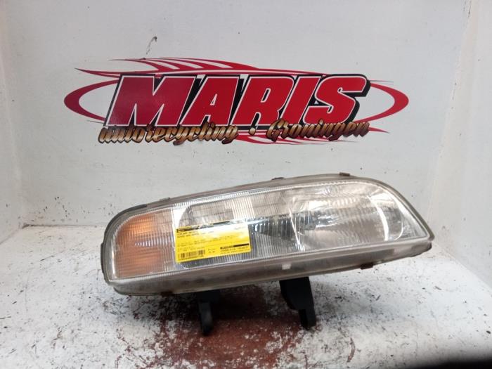 Używane Reflektor prawy Rover 600 (RH) 620 Si,SLi,GSi 16V Cena € 35,00 Procedura marży oferowane przez Autosloopbedrijf gebr. Maris