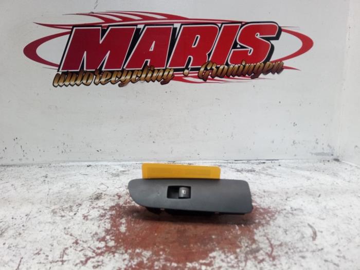 Usados Interruptor de ventanilla eléctrica BMW 1 serie (E81) 118d 16V Precio € 15,00 Norma de margen ofrecido por Autosloopbedrijf gebr. Maris