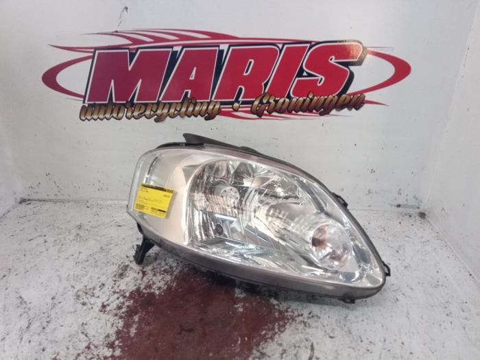 Używane Reflektor prawy Volkswagen Fox (5Z) 1.2 Cena € 40,00 Procedura marży oferowane przez Autosloopbedrijf gebr. Maris