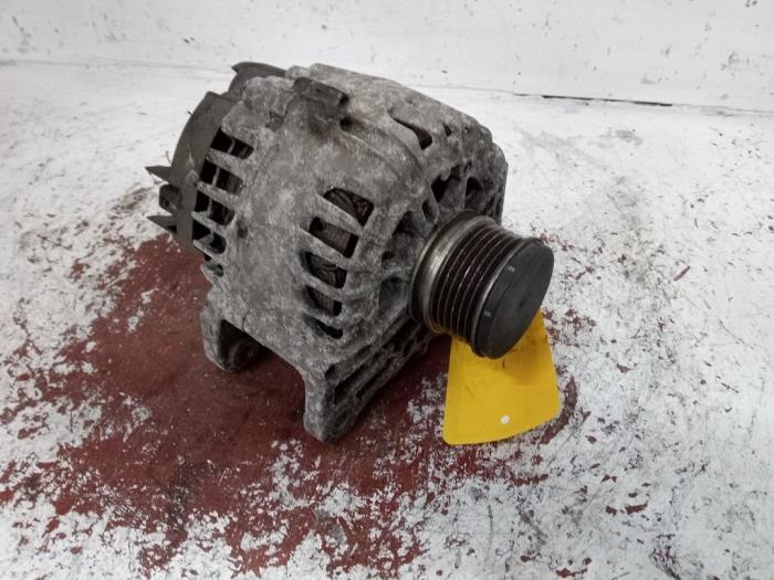 Dynamo van een Renault Clio IV (5R) 1.5 Energy dCi 90 FAP 2013
