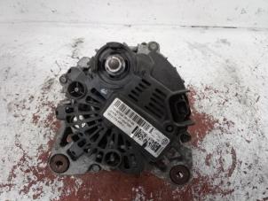 Dynamo van een Renault Clio IV (5R) 1.5 Energy dCi 90 FAP 2013