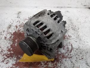 Dynamo van een Renault Clio IV (5R) 1.5 Energy dCi 90 FAP 2013