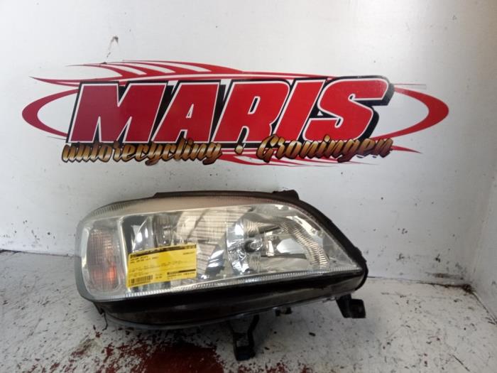 Używane Reflektor prawy Opel Zafira (F75) 1.8 16V Cena € 25,00 Procedura marży oferowane przez Autosloopbedrijf gebr. Maris