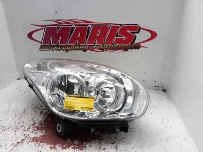 Używane Reflektor prawy Opel Combo 1.3 CDTI 16V ecoFlex Cena € 110,00 Procedura marży oferowane przez Autosloopbedrijf gebr. Maris