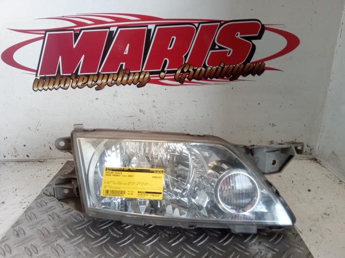 Używane Reflektor prawy Mazda Premacy 1.8 16V Cena € 30,00 Procedura marży oferowane przez Autosloopbedrijf gebr. Maris