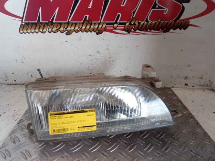 Używane Reflektor prawy Toyota Corolla (E10) 1.6i 16V Cena € 40,00 Procedura marży oferowane przez Autosloopbedrijf gebr. Maris