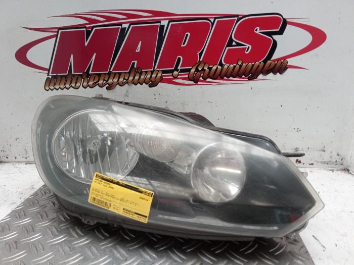 Używane Reflektor prawy Volkswagen Golf VI (5K1) 2.0 TDI 16V Cena € 80,00 Procedura marży oferowane przez Autosloopbedrijf gebr. Maris