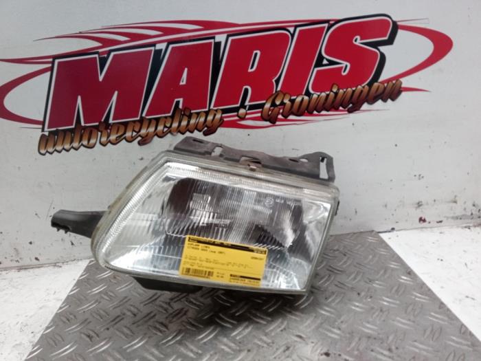 Używane Reflektor lewy Citroen Saxo 1.1i X,SX Cena € 30,00 Procedura marży oferowane przez Autosloopbedrijf gebr. Maris