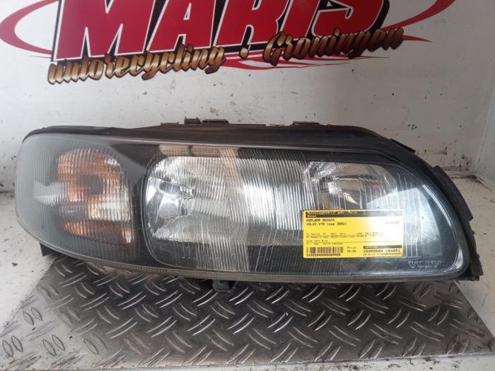 Używane Reflektor prawy Volvo V70 (SW) 2.4 T 20V Cena € 55,00 Procedura marży oferowane przez Autosloopbedrijf gebr. Maris
