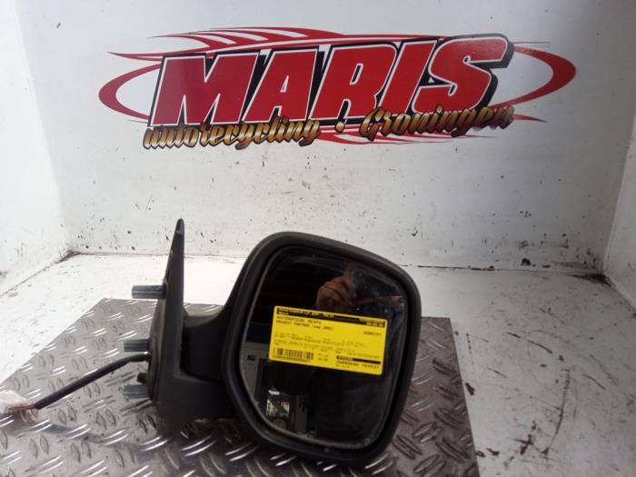 Usados Retrovisor externo derecha Peugeot Partner Combispace 1.6 16V VTC Precio € 20,00 Norma de margen ofrecido por Autosloopbedrijf gebr. Maris