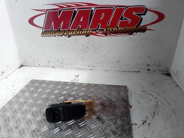 Usados Interruptor de ventanilla eléctrica Ford Fiesta 6 (JA8) 1.4 16V Precio € 15,00 Norma de margen ofrecido por Autosloopbedrijf gebr. Maris