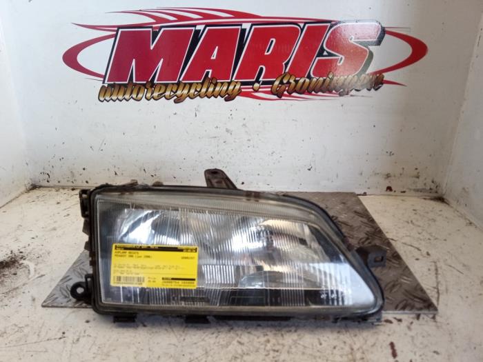 Używane Reflektor prawy Peugeot 306 (7B) 2.0i ST Cena € 25,00 Procedura marży oferowane przez Autosloopbedrijf gebr. Maris