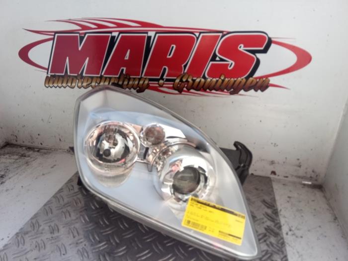 Używane Reflektor prawy Opel Tigra Twin Top 1.4 16V Cena € 80,00 Procedura marży oferowane przez Autosloopbedrijf gebr. Maris