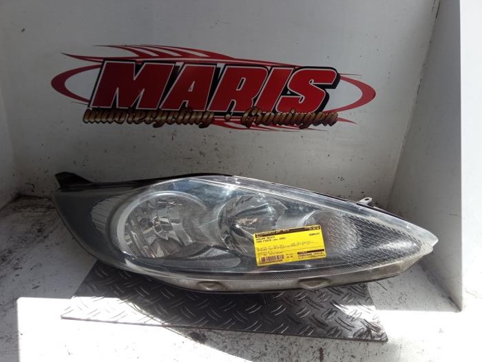 Używane Reflektor prawy Ford Fiesta 6 (JA8) 1.4 16V Cena € 85,00 Procedura marży oferowane przez Autosloopbedrijf gebr. Maris