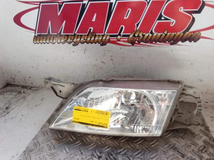 Używane Reflektor lewy Mazda Premacy 1.8 16V Cena € 30,00 Procedura marży oferowane przez Autosloopbedrijf gebr. Maris