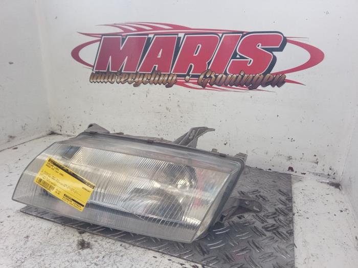Używane Reflektor lewy Mazda 323 (BA12) 1.3i 16V Cena € 35,00 Procedura marży oferowane przez Autosloopbedrijf gebr. Maris
