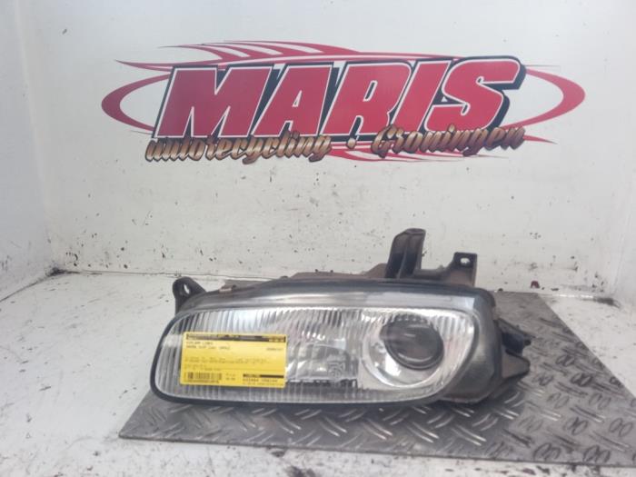 Używane Reflektor lewy Mazda 323 F (BG14) 1.8i 16V Cena € 25,00 Procedura marży oferowane przez Autosloopbedrijf gebr. Maris