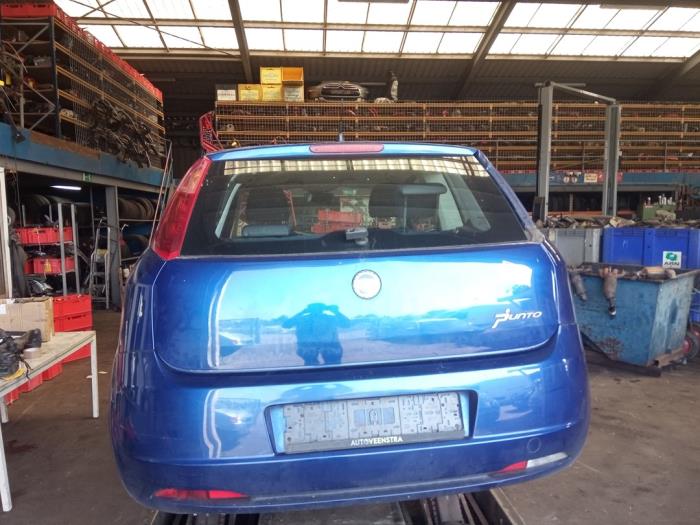Begagnade Baklucka Fiat Grande Punto (199) 1.4 Pris € 100,00 Marginaltabell erbjuds av Autosloopbedrijf gebr. Maris