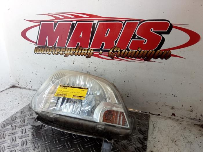 Używane Reflektor prawy Daihatsu Cuore (L251/271/276) 1.0 12V DVVT Cena € 25,00 Procedura marży oferowane przez Autosloopbedrijf gebr. Maris