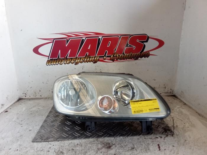 Używane Reflektor prawy Volkswagen Caddy III (2KA,2KH,2CA,2CH) 2.0 SDI Cena € 35,00 Procedura marży oferowane przez Autosloopbedrijf gebr. Maris