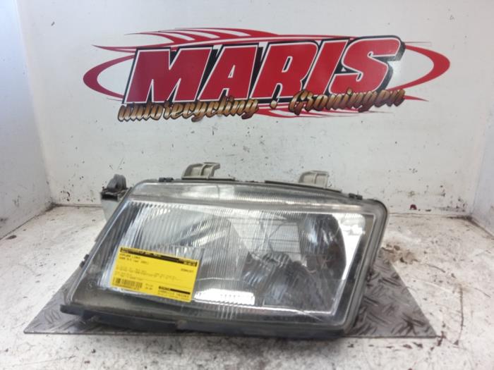 Używane Reflektor lewy Saab 9-3 I (YS3D) 2.0t 16V Cena € 30,00 Procedura marży oferowane przez Autosloopbedrijf gebr. Maris