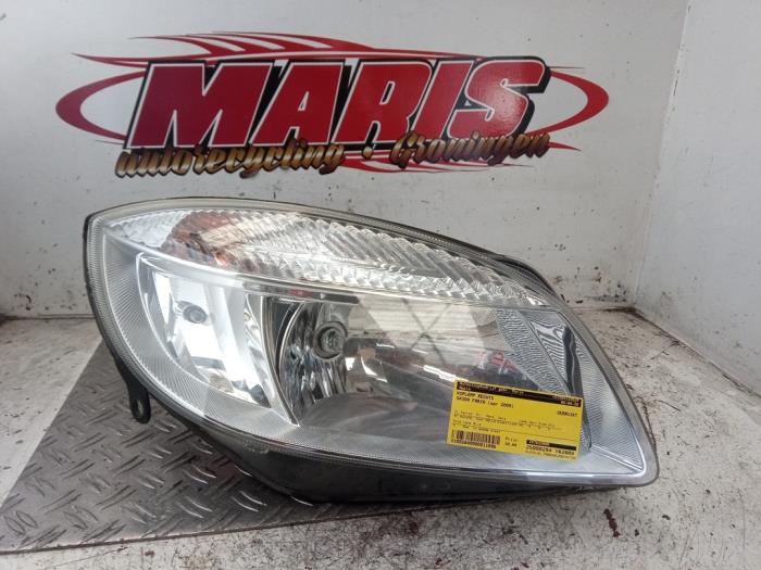 Używane Reflektor prawy Skoda Fabia II (5J) 1.4i 16V Cena € 50,00 Procedura marży oferowane przez Autosloopbedrijf gebr. Maris