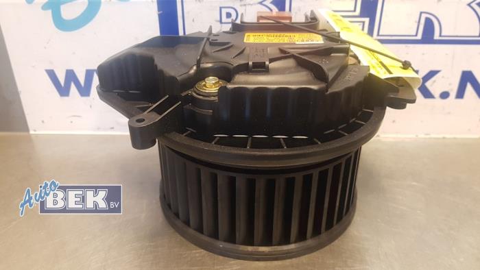 Heating and ventilation fan motor from a Audi S4 Avant (B6) 4.2 V8 40V 2004