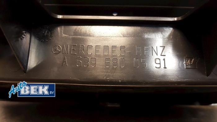 Riel de radio de un Mercedes-Benz Vito (639.7) 2.2 109 CDI 16V 2006