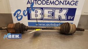 Usagé Arbre de transmission avant gauche Opel Corsa D 1.2 16V Prix € 25,00 Règlement à la marge proposé par Auto Bek