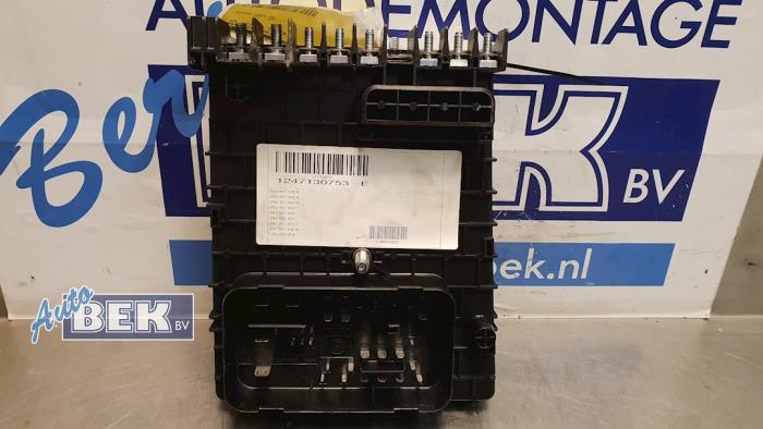 Fuse box from a Volkswagen Tiguan (5N1/2) 2.0 TDI 16V 2012