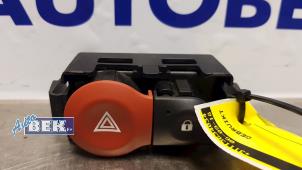 Used Panic lighting switch Renault Clio III (BR/CR) 1.5 dCi 85 Price € 10,00 Margin scheme offered by Auto Bek