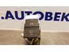 Interruptor de freno de mano de un Volkswagen Golf VII (AUA) 1.0 TSI 12V BlueMotion 2015