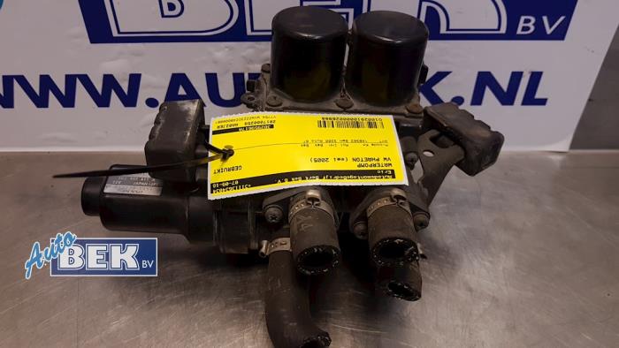 Usagé Pompe à eau Volkswagen Phaeton (3D) 3.2 V6 30V Prix € 30,00 Règlement à la marge proposé par Auto Bek