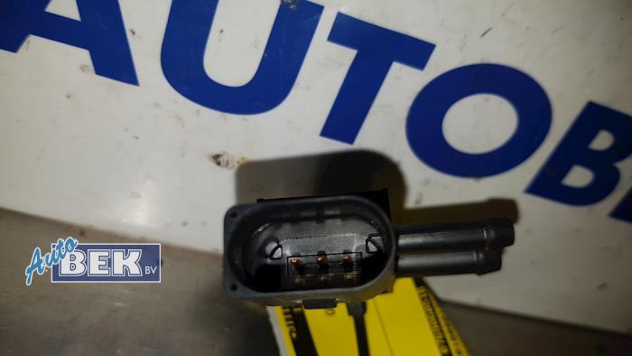 Fuel pressure sensor from a Volkswagen Golf VI (5K1) 1.6 TDI 16V 2011