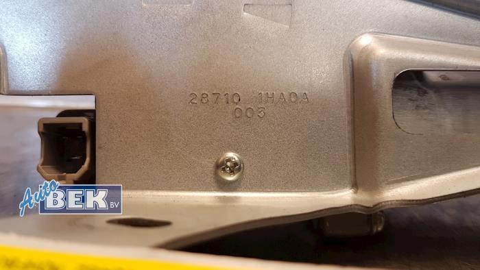 Motor de limpiaparabrisas detrás de un Nissan Micra (K13) 1.2 12V 2012