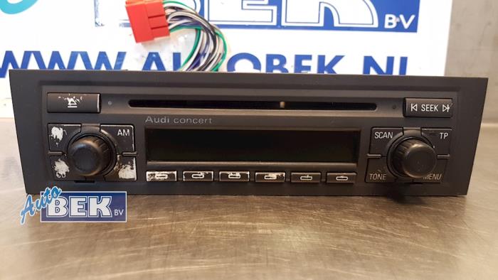 Radio CD player from a Audi A3 (8P1) 2.0 TDI 16V 2003