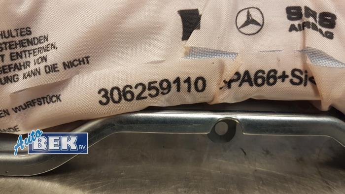 Knee airbag from a Mercedes-Benz C Estate (S204) 2.2 C-220 CDI 16V BlueEfficiency 2009