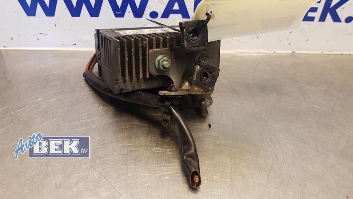 Cooling fin relay from a Audi S4 Avant (B6) 4.2 V8 40V 2004