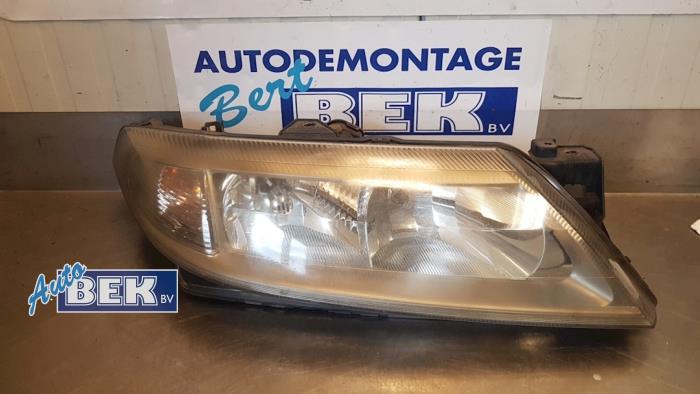 Używane Reflektor prawy Renault Laguna II Grandtour (KG) 2.0 16V IDE Cena € 30,00 Procedura marży oferowane przez Auto Bek