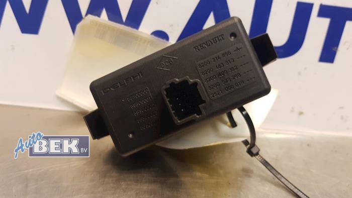 Panic lighting switch from a Renault Clio III (BR/CR) 1.2 16V 75 2008