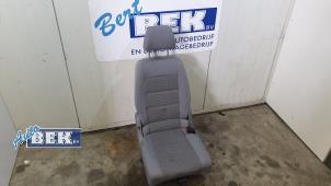 Używane Fotel tylny Volkswagen Touran (1T1/T2) 2.0 TDI DPF Cena € 75,00 Procedura marży oferowane przez Auto Bek