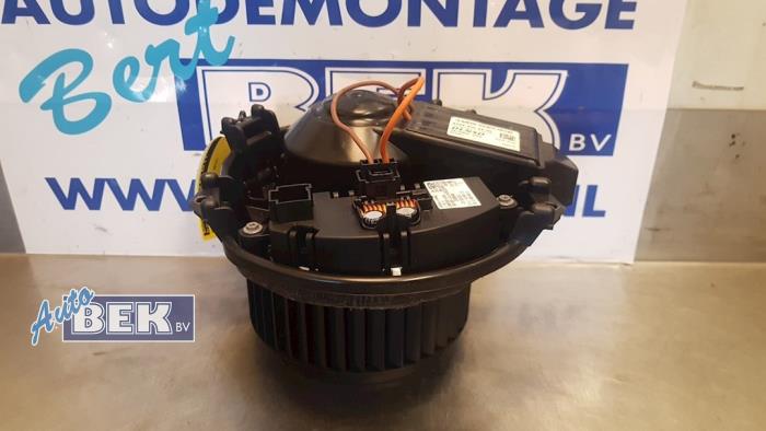Heating and ventilation fan motor from a Mercedes-Benz B (W246,242) 1.8 B-180 CDI BlueEFFICIENCY 16V 2012