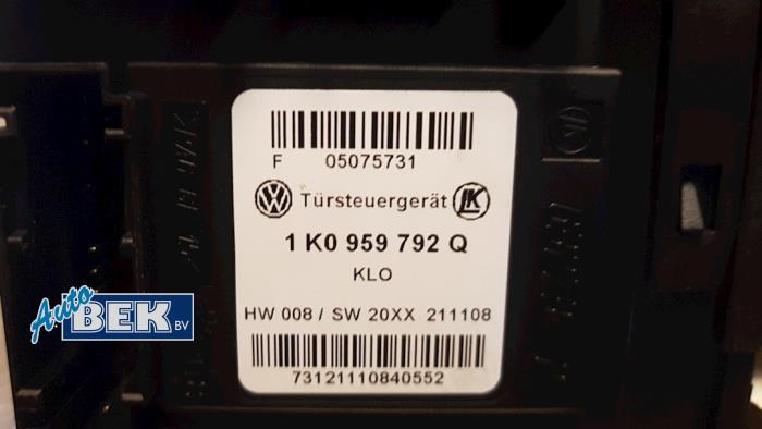 Fenstermotor Tür van een Volkswagen Touran (1T1/T2) 2.0 TDI DPF 2009