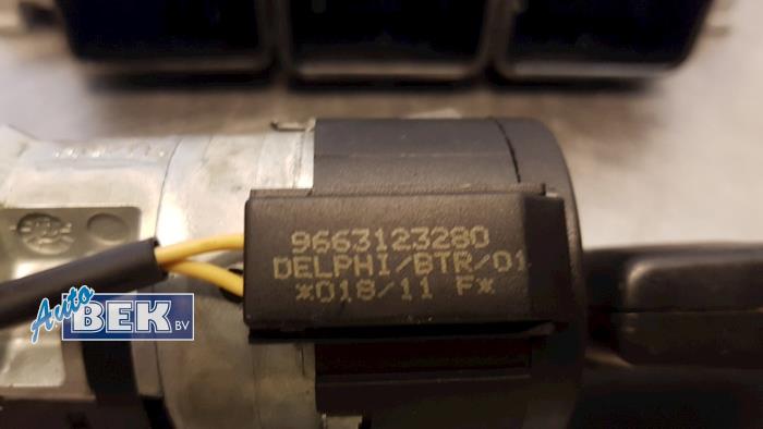 Cerradura de contacto y ordenador de un Peugeot 308 (4A/C) 1.6 HDi 2011