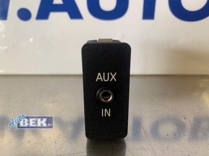Conexión AUX-USB de un BMW 3 serie (E92) 320d 16V 2009
