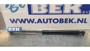 Używane Amortyzator gazowy pokrywy silnika prawy BMW 3 serie (E90) 318d 16V Cena na żądanie oferowane przez Auto Bek