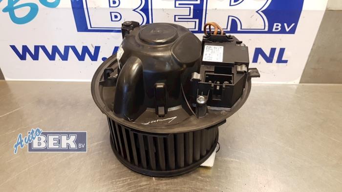 Heating and ventilation fan motor from a Volkswagen Golf V Variant (1K5) 1.9 TDI 2009